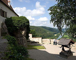 Bild: Burghof mit Ausblick ins Altmühltal