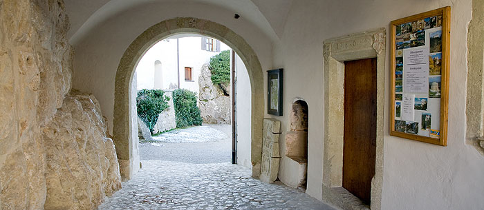 Bild: Torhalle – Zugang zum Burghof