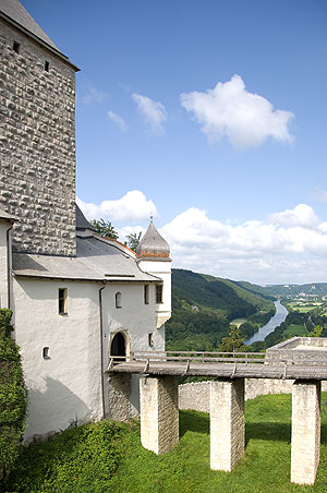 Bild: Nordfassade und Zugang zur Burg